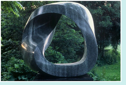 Banda de Möbius. Escultura en granito. Guy J. Bellaver.